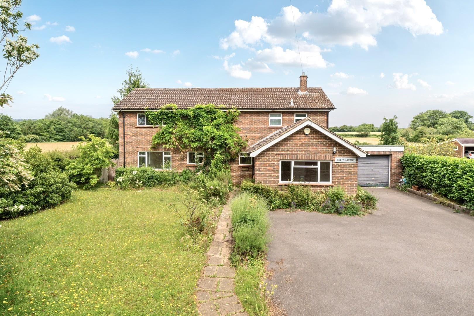 Birling Road, Ryarsh, West Malling, Kent, ME19 5LS